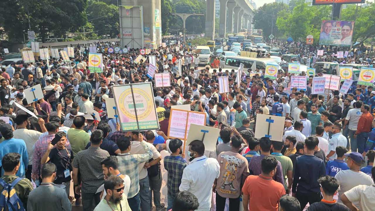 মোবাইল ব্যবসায়ীদের মানববন্ধন: এনইআইআর চালুর আগে আলোচনার দাবি